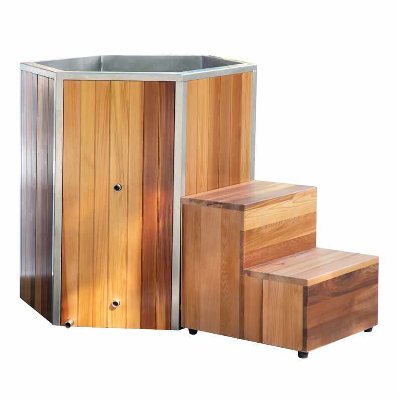 Une baignoire plongeante froide en cèdre avec marche d'accès peut-elle transformer votre récupération, votre bien-être et votre style de vie en plein air